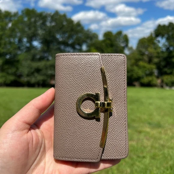 Salvatore Ferragamo GANCINO CILIP カードケース CARAWAY SEED Gancini credit card holder - Women | Ferragamo